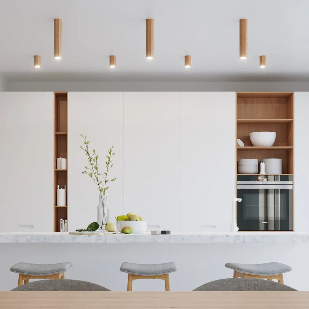 Applique zeke en bois chêne avec lampe zeke intégrée s’intégrera parfaitement dans une cuisine moderne blanche minimaliste