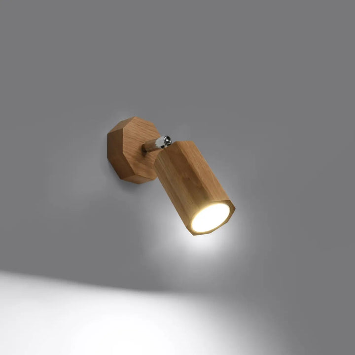 Applique zeke en bois chêne avec projecteur orientable et base hexagonale pour une lampe zeke qui s’intégrera parfaitement
