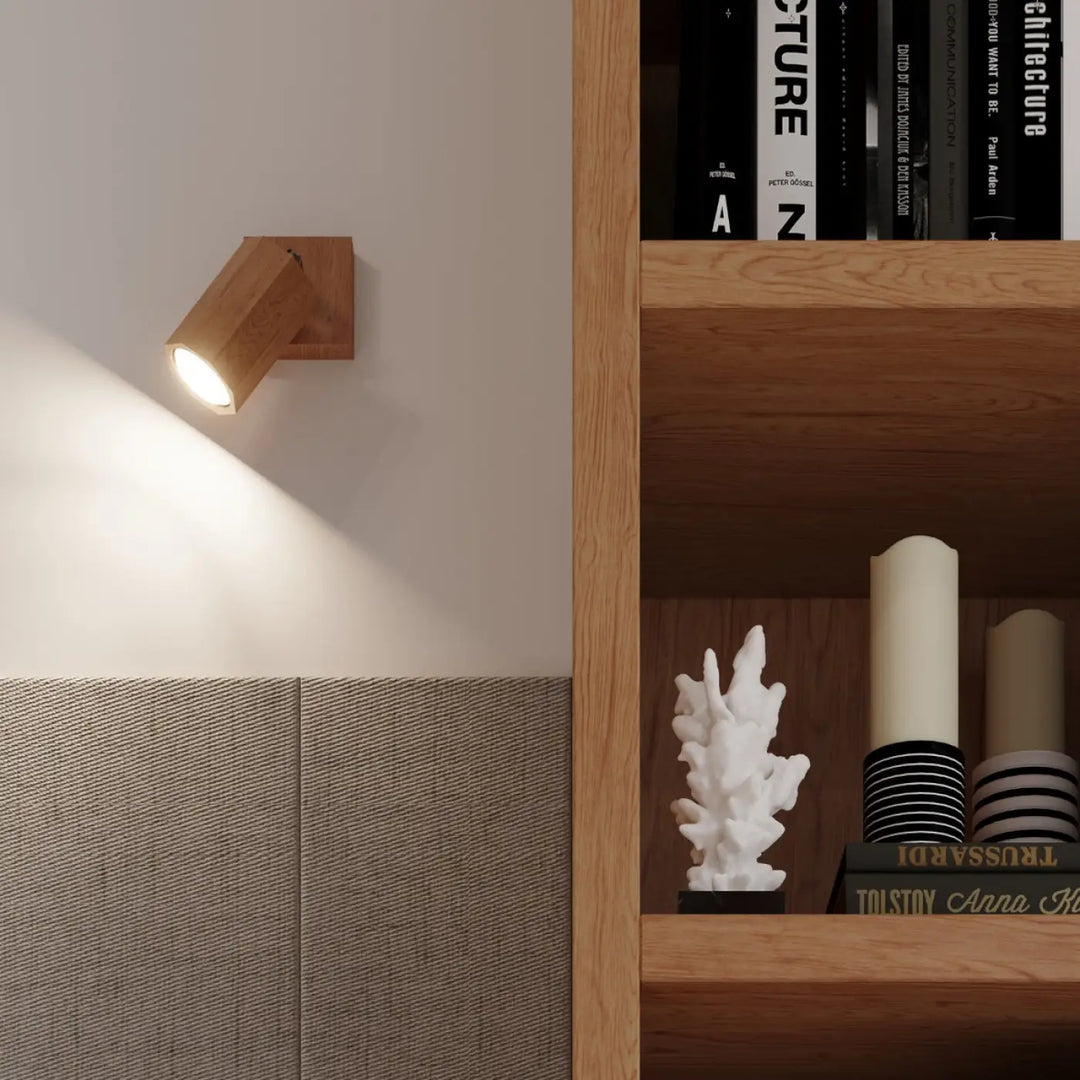 Applique murale zeke en chêne clair avec design anglé en bois s’intégrera parfaitement dans tout intérieur moderne