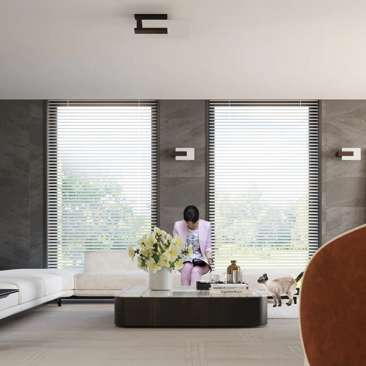 Applique murale lappo wenge avec vase en céramique blanc et fleurs jaunes pour une atmosphère unique design intemporel