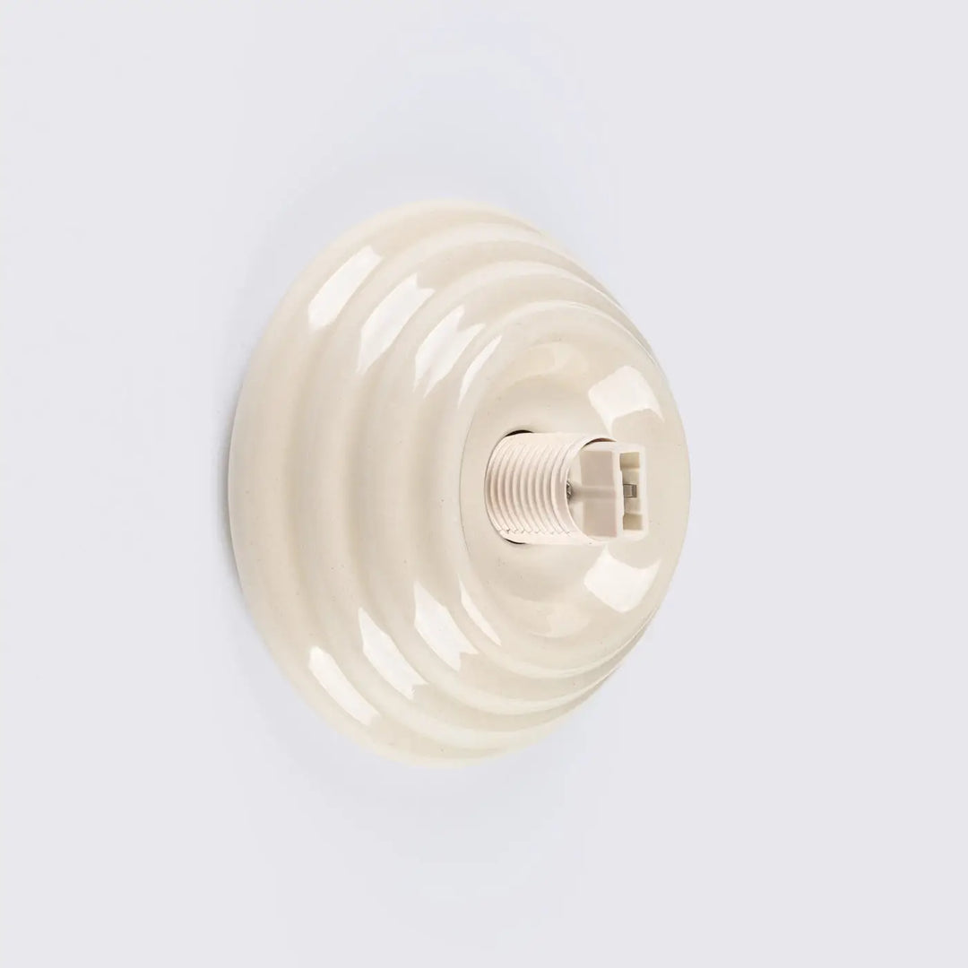 Applique murale zori beige en céramique crème avec design rainuré concentrique pour belle décoration et qualités esthétiques