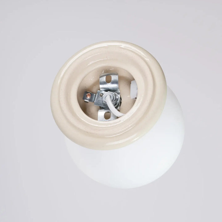 Applique murale lampe zori en céramique beige avec douille métallique et câblage blanc pour belle décoration aux qualités esthétiques