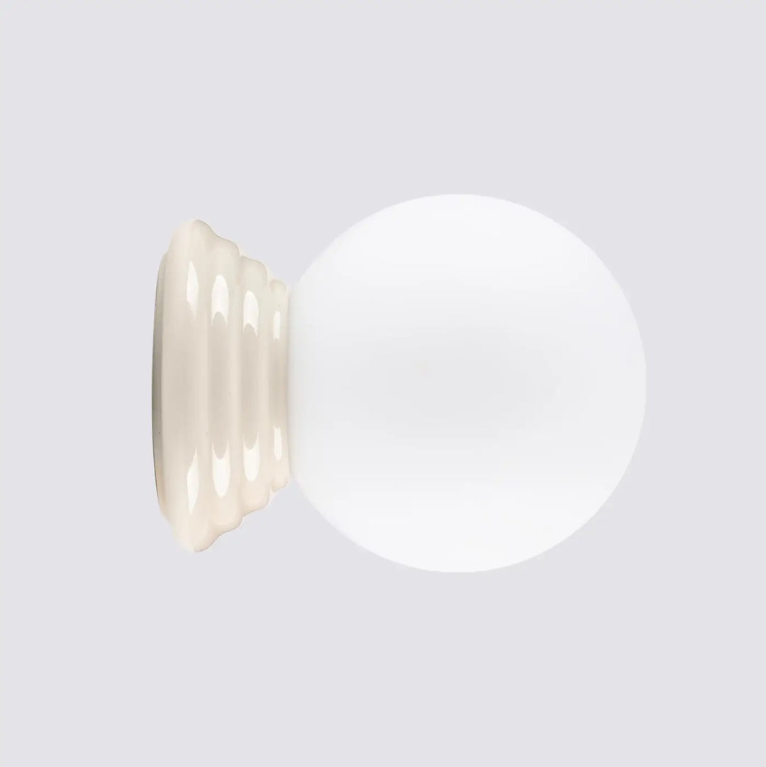 Applique murale ZORI beige avec bouton en verre givré crème et dos cannelé pour une belle décoration et qualités esthétiques