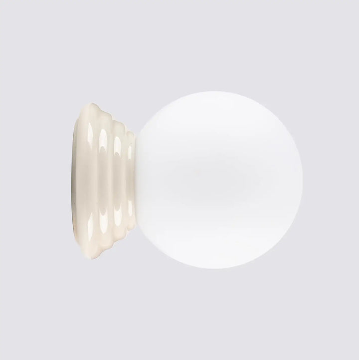 Applique murale ZORI beige avec bouton en verre givré crème et dos cannelé pour une belle décoration et qualités esthétiques