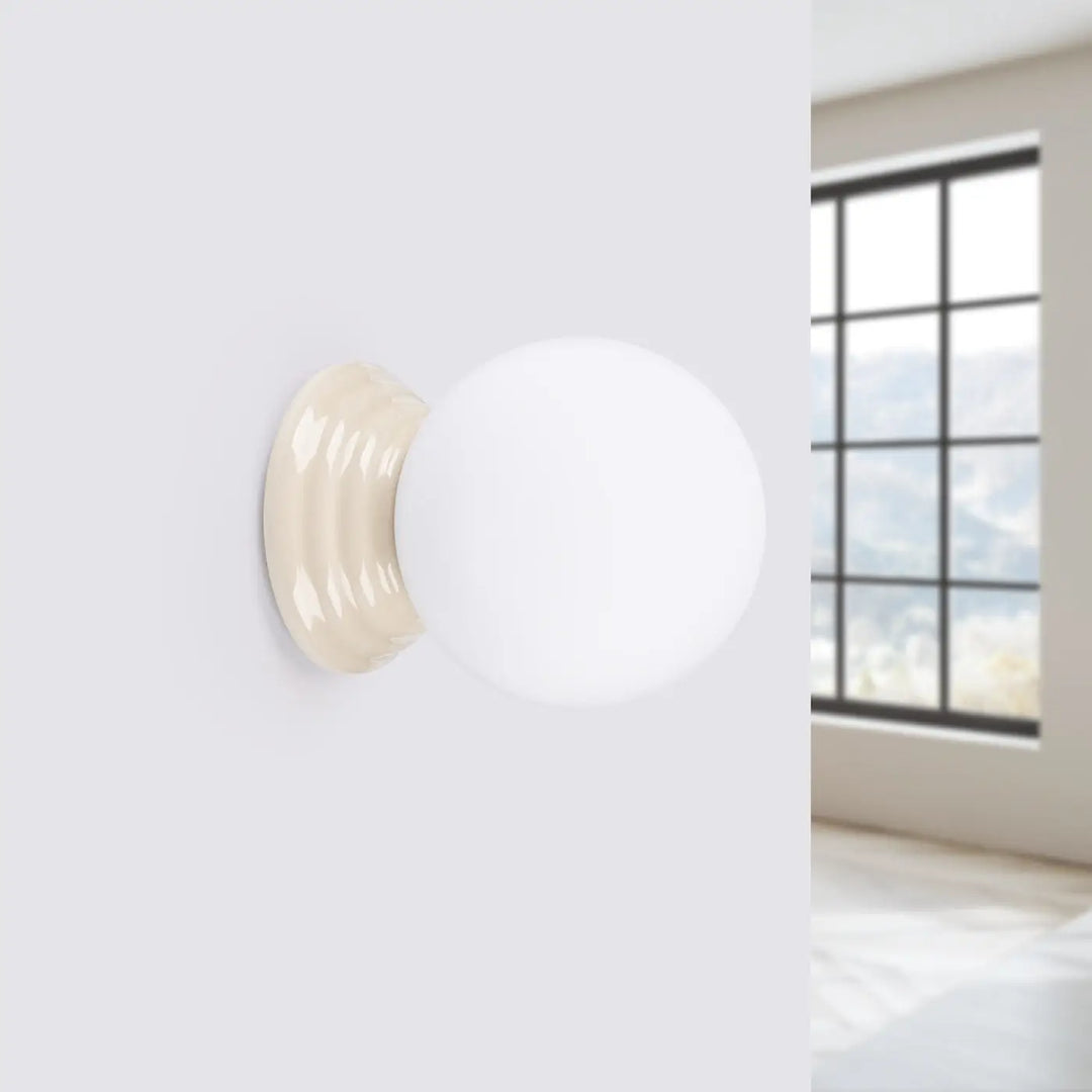 Applique murale zori beige en céramique crème avec globe en verre dépoli pour une belle décoration et qualités esthétiques