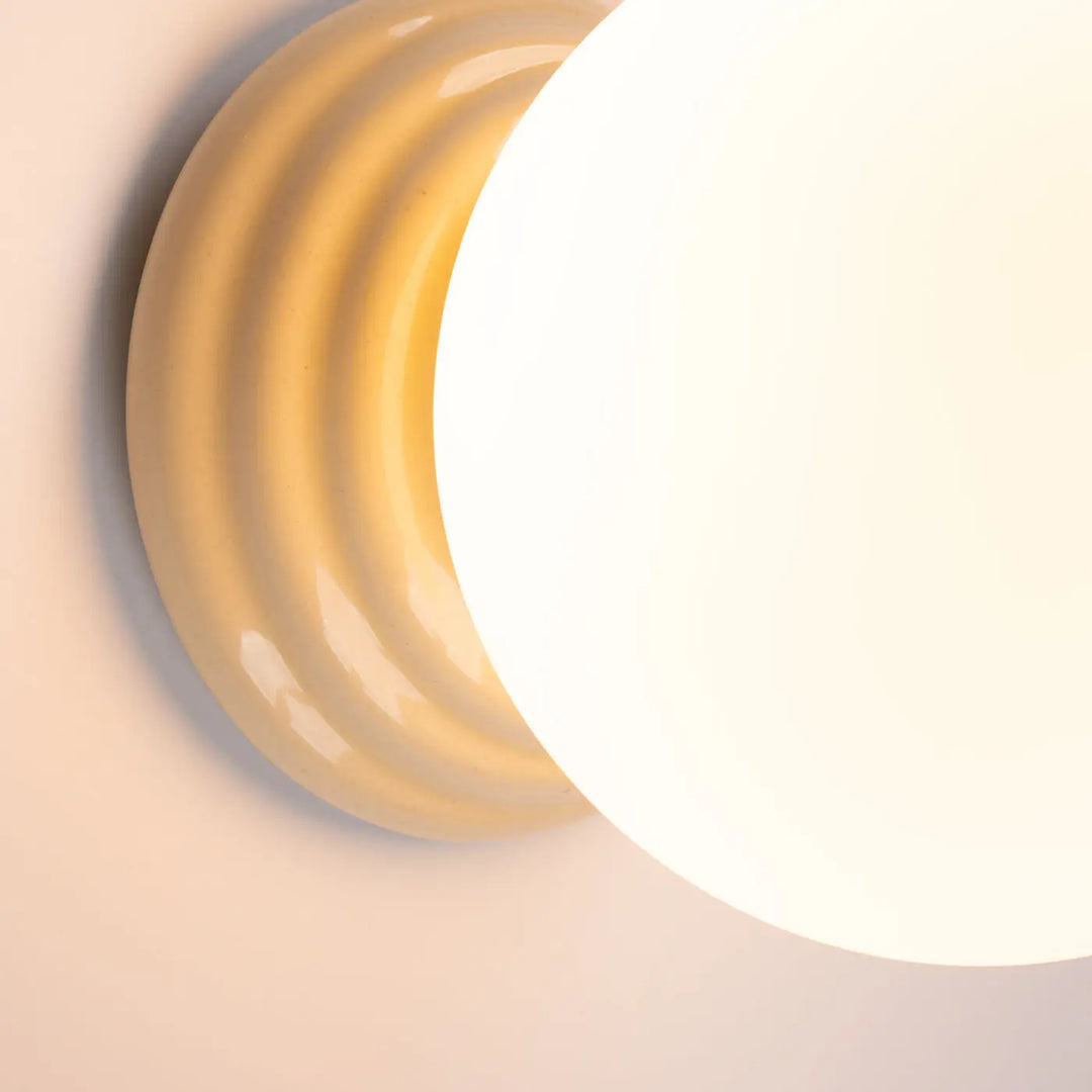 Applique murale beige en céramique crème avec ridge circulaires et diffuseur en verre dépoli pour une belle décoration et qualités esthétiques lampe zori