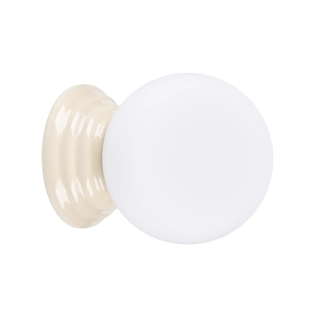 Applique murale zori beige en céramique crème avec tête lisse ronde et base cannelée pour une belle décoration aux qualités esthétiques