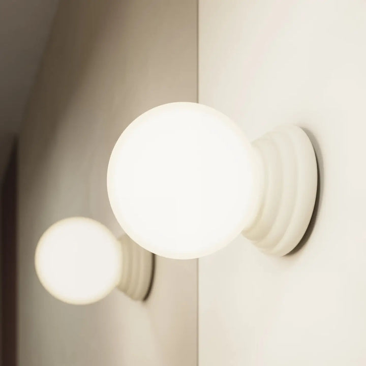 Applique murale zori beige en céramique avec globe en verre dépoli pour une belle décoration aux qualités esthétiques