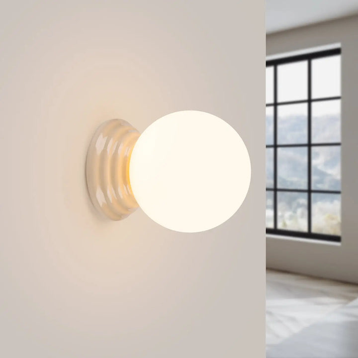 Applique murale lampe zori beige avec base translucide côtelée pour une belle décoration aux qualités esthétiques