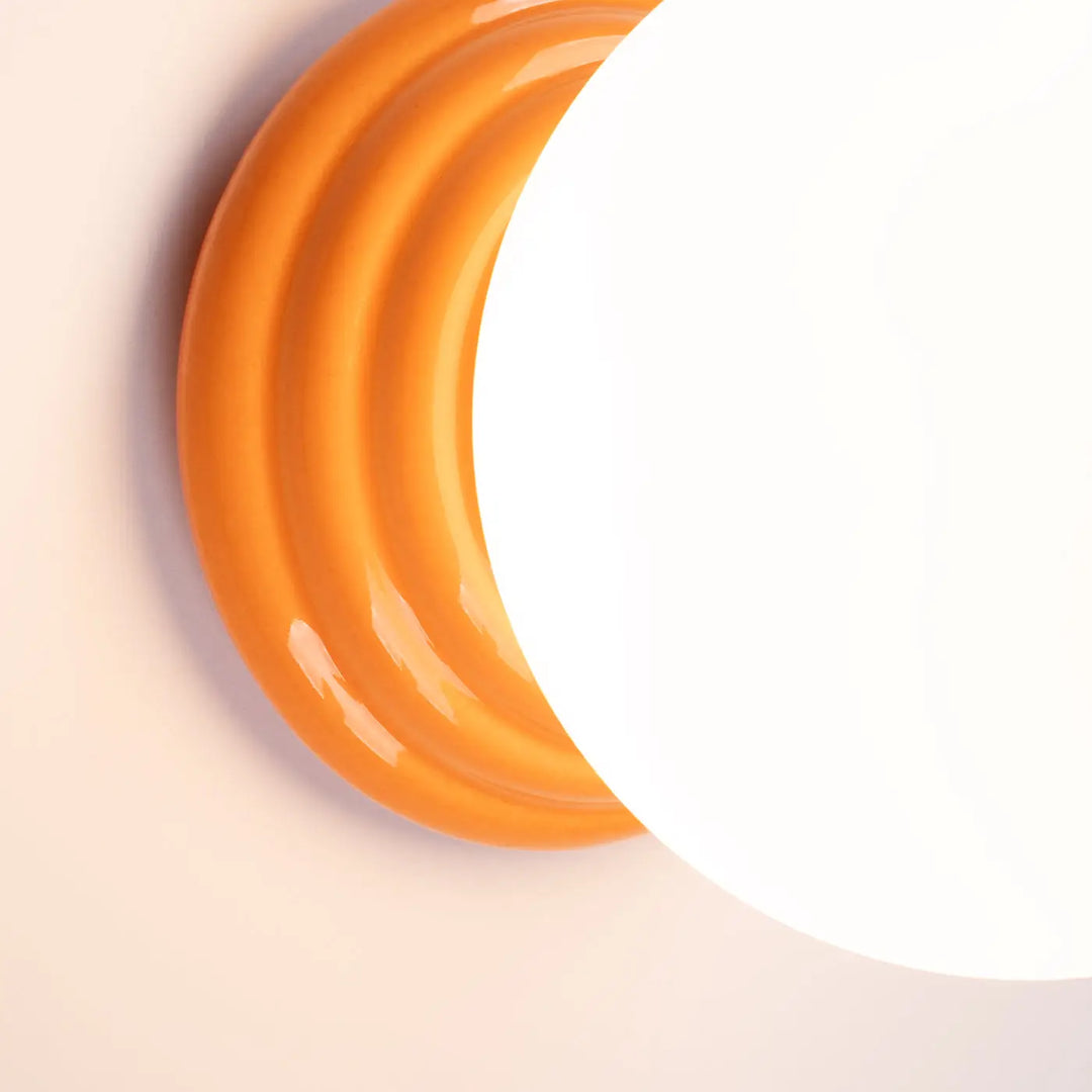 Applique murale zori orange en céramique brillante avec rainures concentriques pour une belle décoration et qualités esthétiques