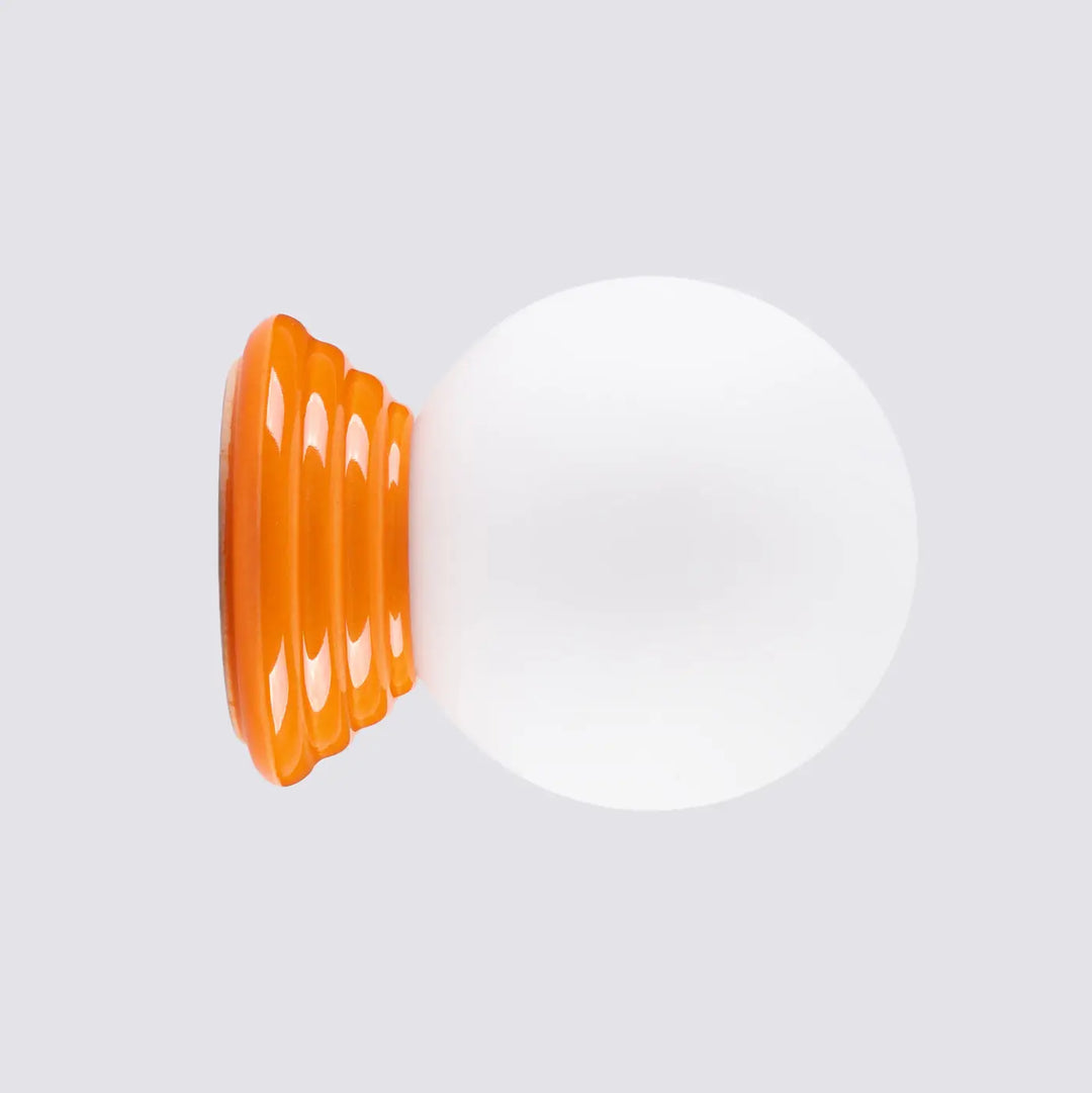 Applique murale lampe zori avec abat-jour sphérique en verre dépoli blanc et base orange translucide rainurée, belle décoration aux qualités esthétiques