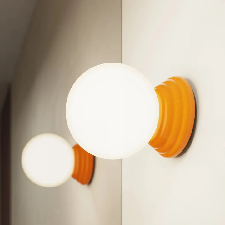 Applique murale lampe zori orange et blanc sphérique avec base cannelée pour une belle décoration et qualités esthétiques