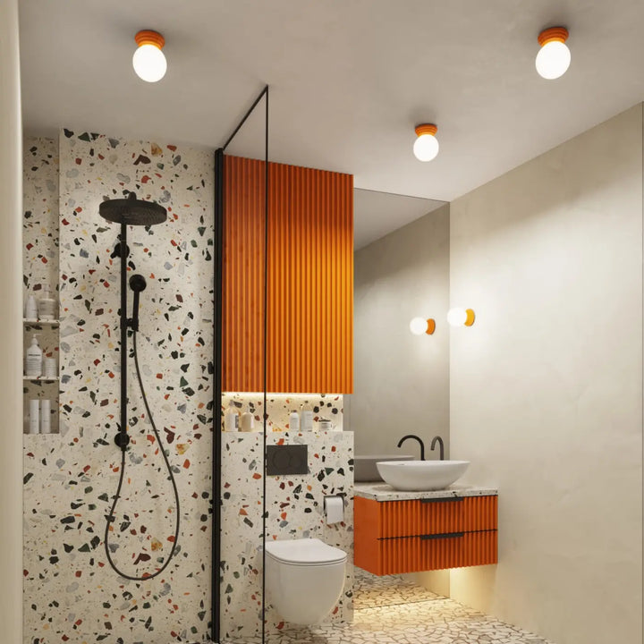 Applique murale zori orange avec lames et quincaillerie noire sur plan blanc pour belle décoration et qualités esthétiques
