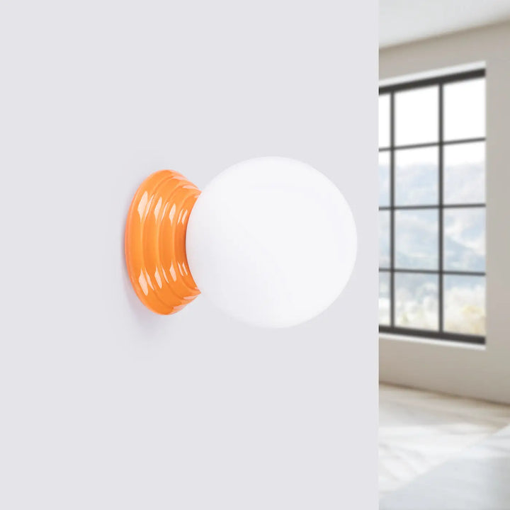 Lampe zori applique murale orange en verre cannelé avec abat-jour sphérique blanc pour une belle décoration aux qualités esthétiques