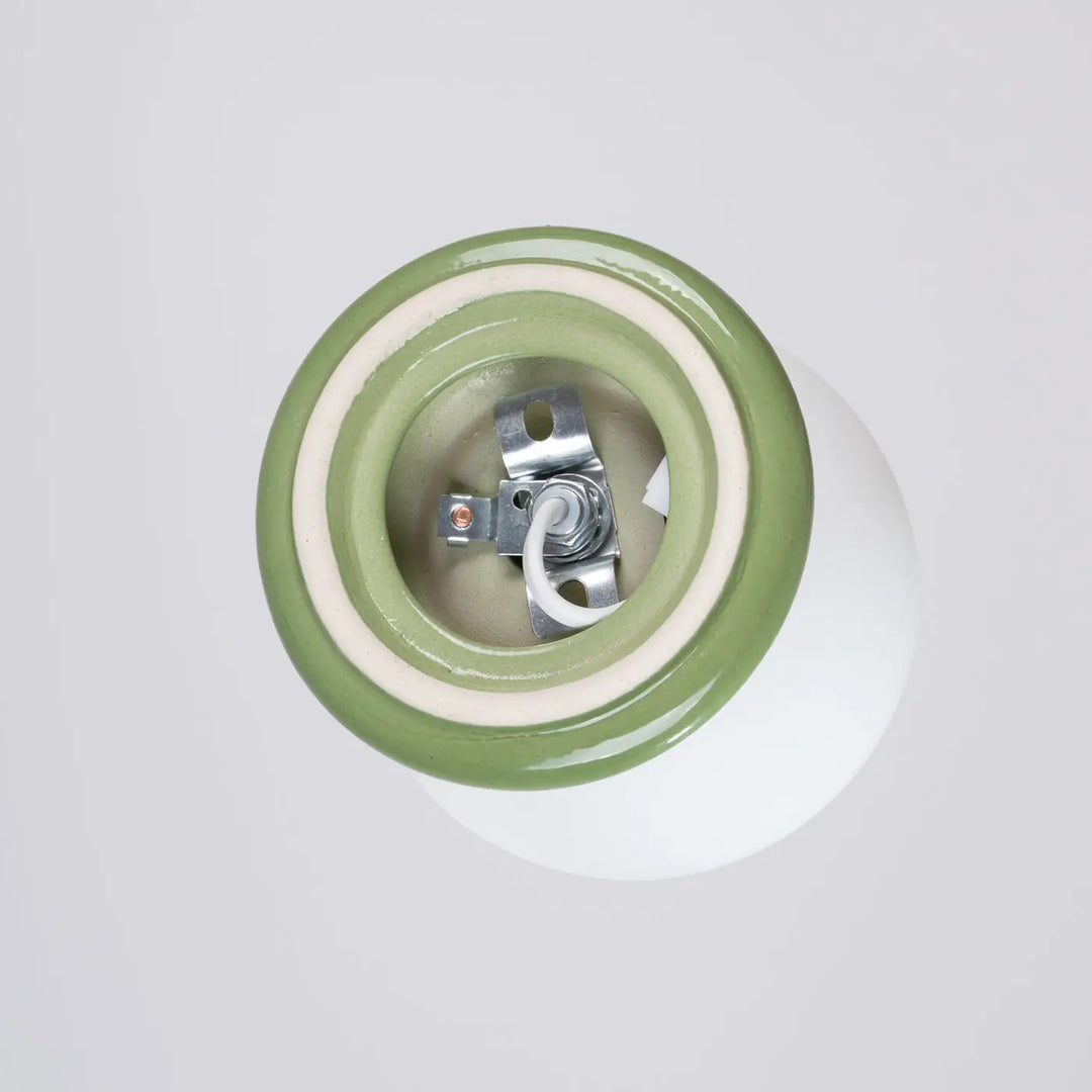 Applique murale lampe zori en céramique vert olive mat avec intérieur blanc et câblage apparent pour une belle décoration aux qualités esthétiques