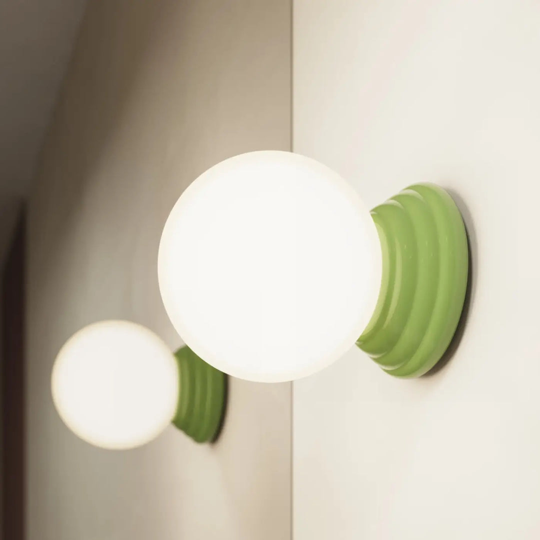 Applique murale zori vert en céramique avec globe en verre givré blanche pour une belle décoration et qualités esthétiques