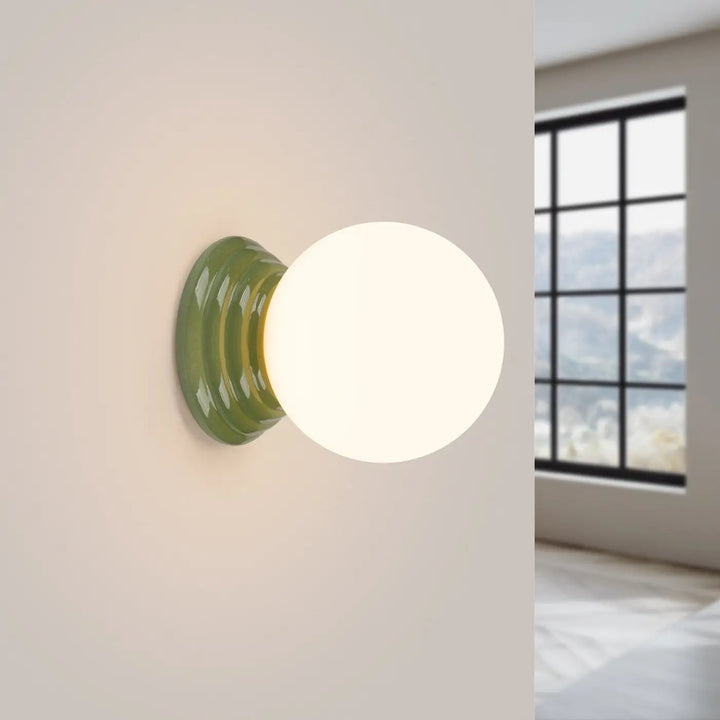 Applique murale zori en céramique vert olive avec globe en verre dépoli pour une belle décoration aux qualités esthétiques