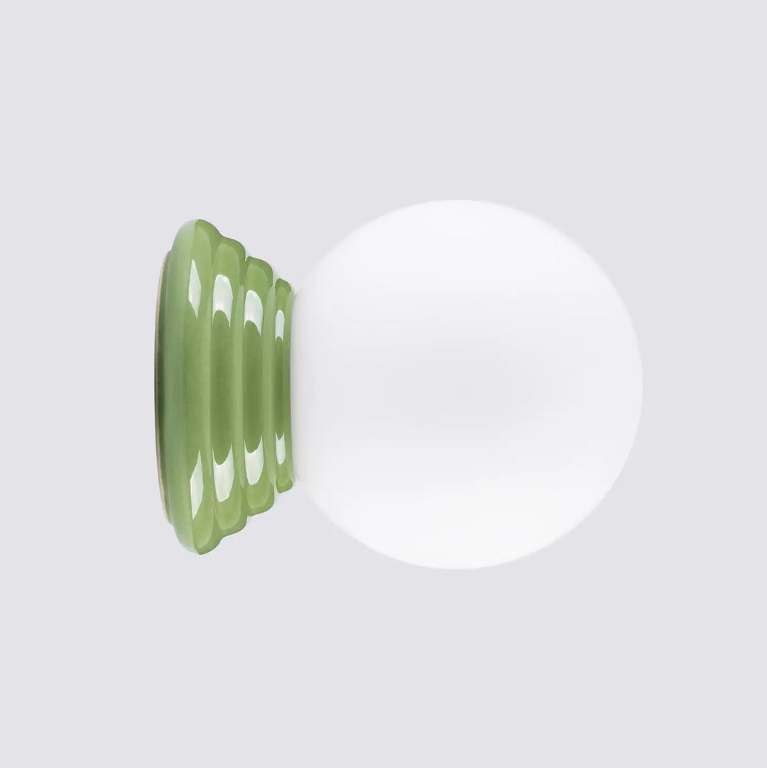 Applique murale lampe zori vert avec base nervurée mate et globe en verre blanc pour belle décoration et qualités esthétiques