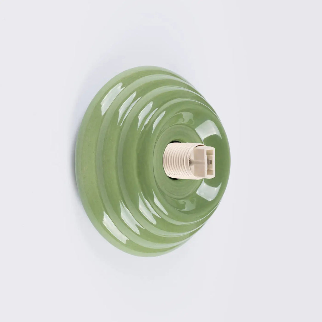Applique murale lampe zori en céramique vert sauge glossy avec ridges concentriques et qualities esthétiques pour belle décoration