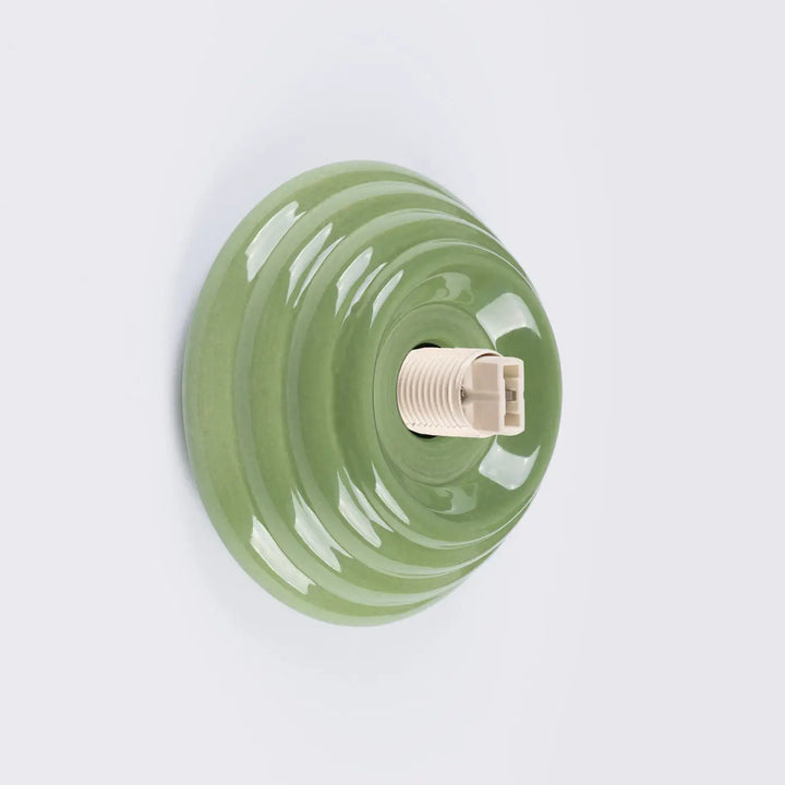Applique murale lampe zori en céramique vert sauge glossy avec ridges concentriques et qualities esthétiques pour belle décoration