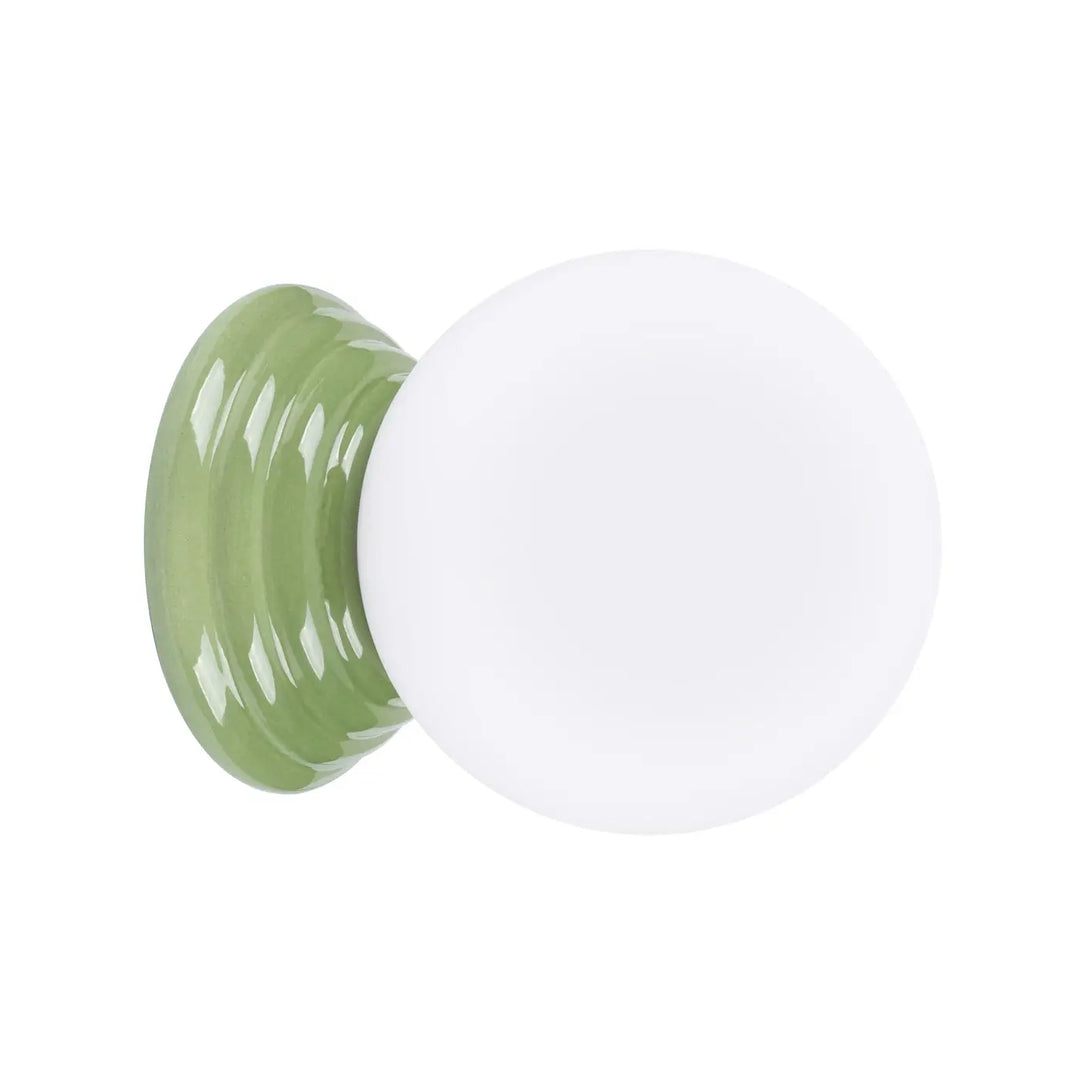Applique murale zori vert en céramique sage avec tête blanche lisse et base cannelée pour une belle décoration aux qualités esthétiques