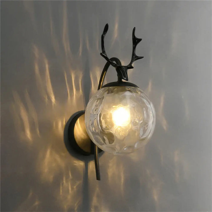 Applique murale boule en verre orné de cornes de cerf