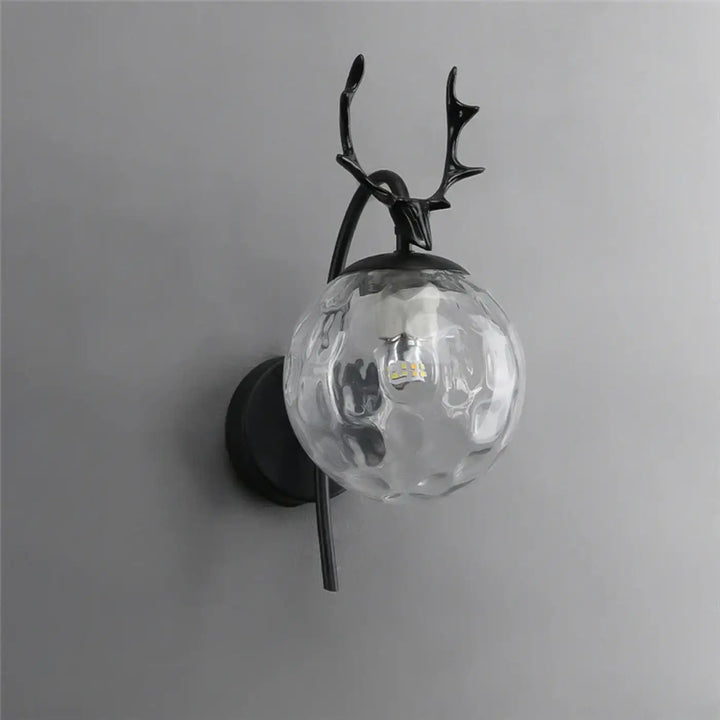 Applique murale boule en verre orné de cornes de cerf