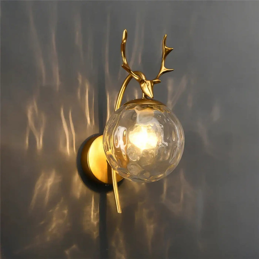 Applique murale boule en verre orné de cornes de cerf