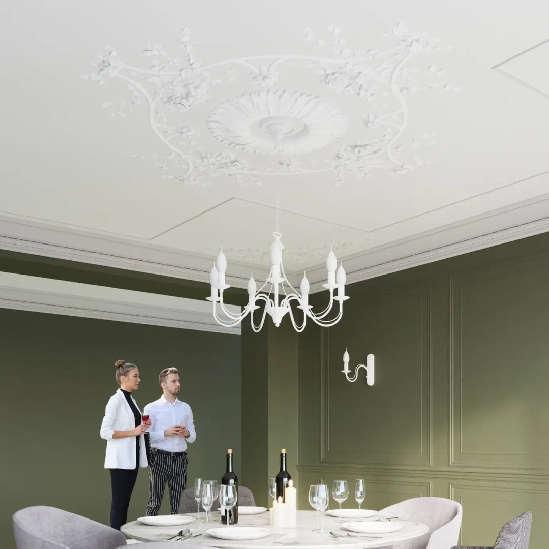 Applique murale minerwa blanc style glamour avec chandelier orné blanc et bougeoir noir au-dessus dune table à manger