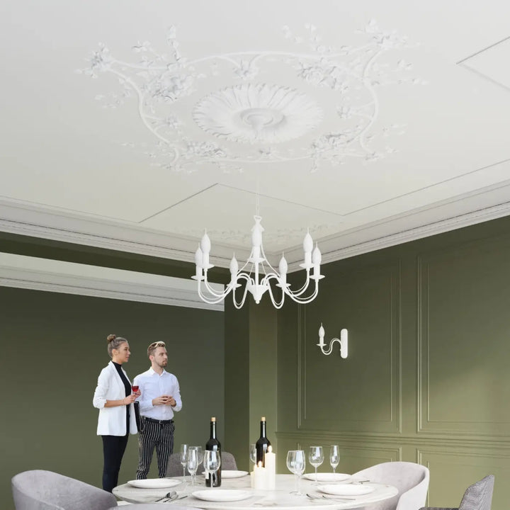 Applique murale minerwa blanc style glamour avec chandelier orné blanc et bougeoir noir au-dessus dune table à manger