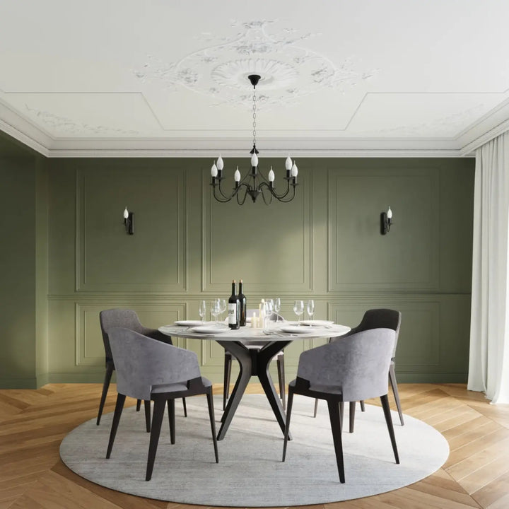 Table ronde en marbre avec base en métal noir et 4 chaises grises en tissu pour décoration intérieure style glamour