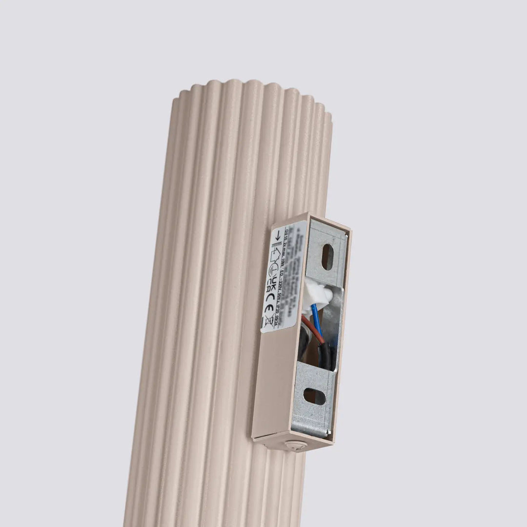 Applique murale karbon 20 taupe avec abat-jour cylindrique beige en tissu côtelé et support métallique design minimaliste