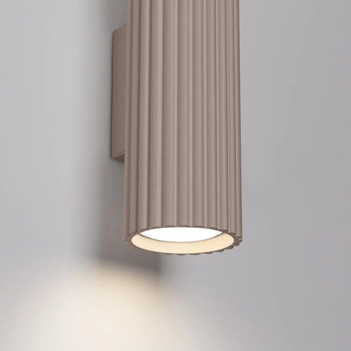 Applique murale karbon 20 taupe beige en design minimaliste avec ampoules gu10 interchangeables et lumière douce