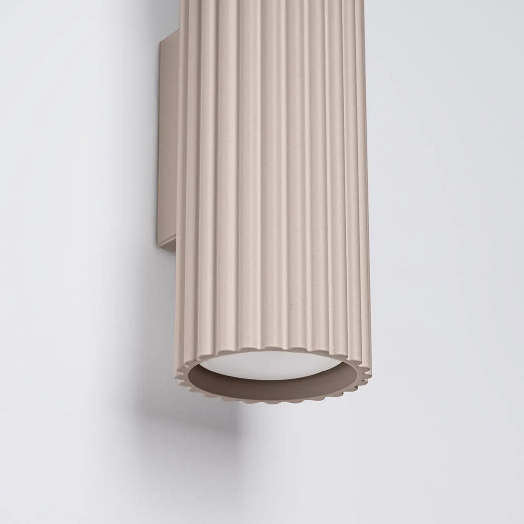 Applique murale karbon 20 taupe en design minimaliste avec ampoules gu10 interchangeables et base ondulée