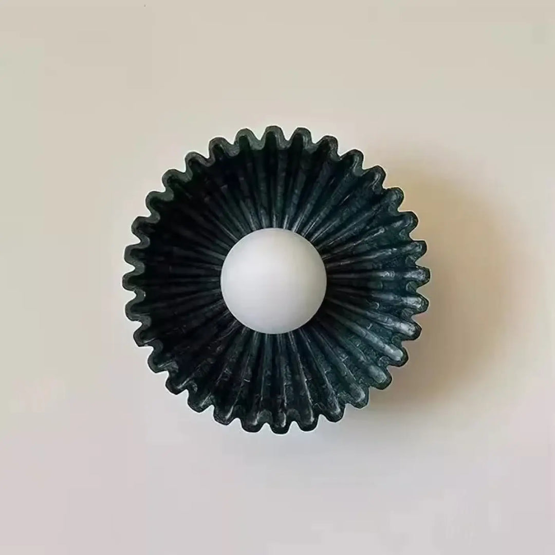 Applique murale akora en céramique noire texturée avec un globe lumineux central blanc