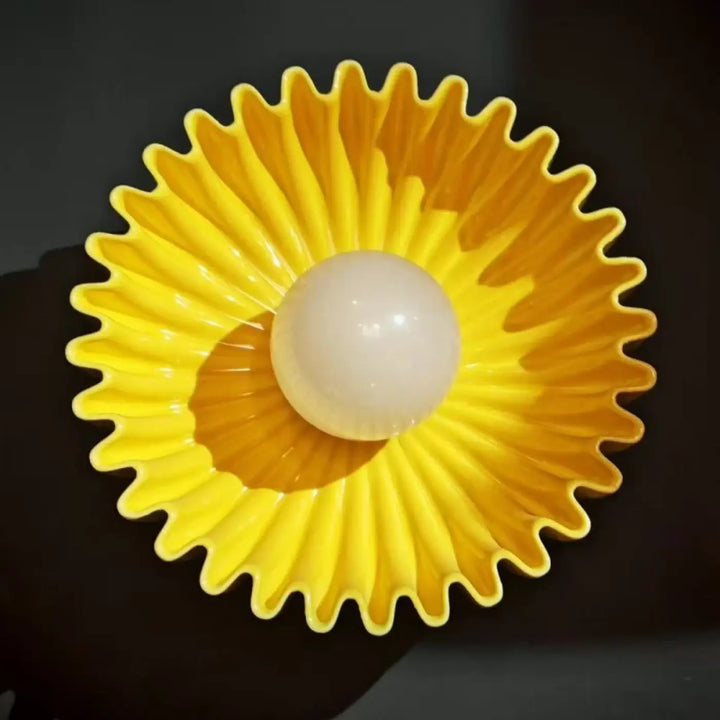 Applique murale akora en céramique jaune vif en forme de tournesol avec un globe lumineux central blanc en perle