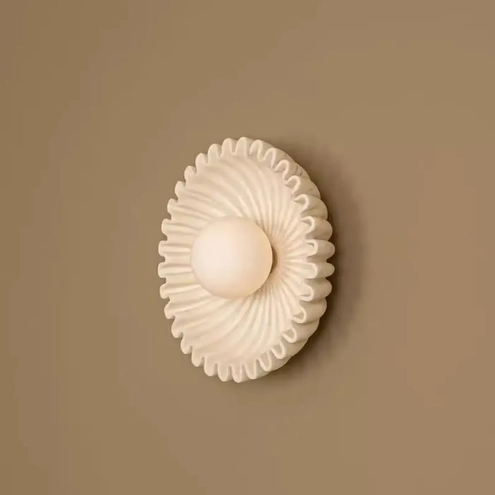 Applique murale en céramique blanc cassé avec design en pétales et globe lumineux central sphérique akora