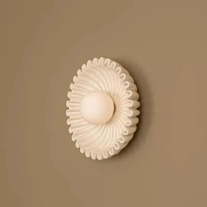 Applique murale en céramique blanc cassé avec design en pétales et globe lumineux central sphérique akora