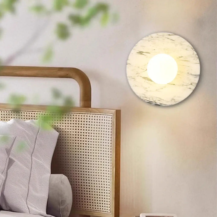 Applique murale chic et moderne en marbre avec détail laiton