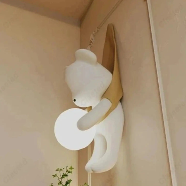 Applique murale kodan en forme dours blanc avec finition lisse brillante et accent en bois chaud