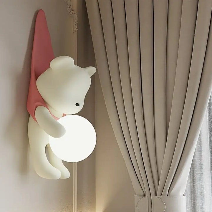 Applique murale kodan en forme dours en peluche blanc avec cape rose tenant une lumière sphérique lumineuse