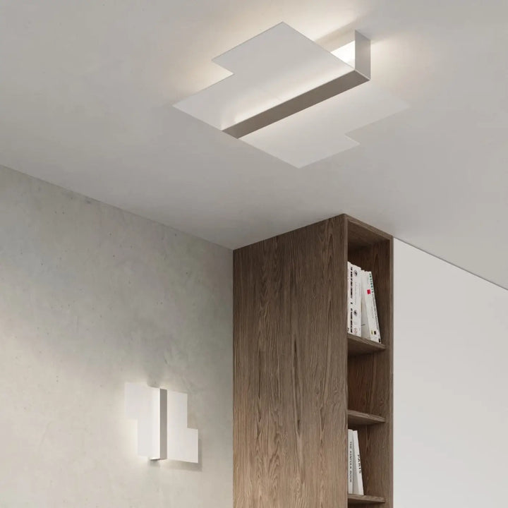 Applique murale chrome design intemporel avec lignes géométriques blanches idéale pour chambre à coucher moderne