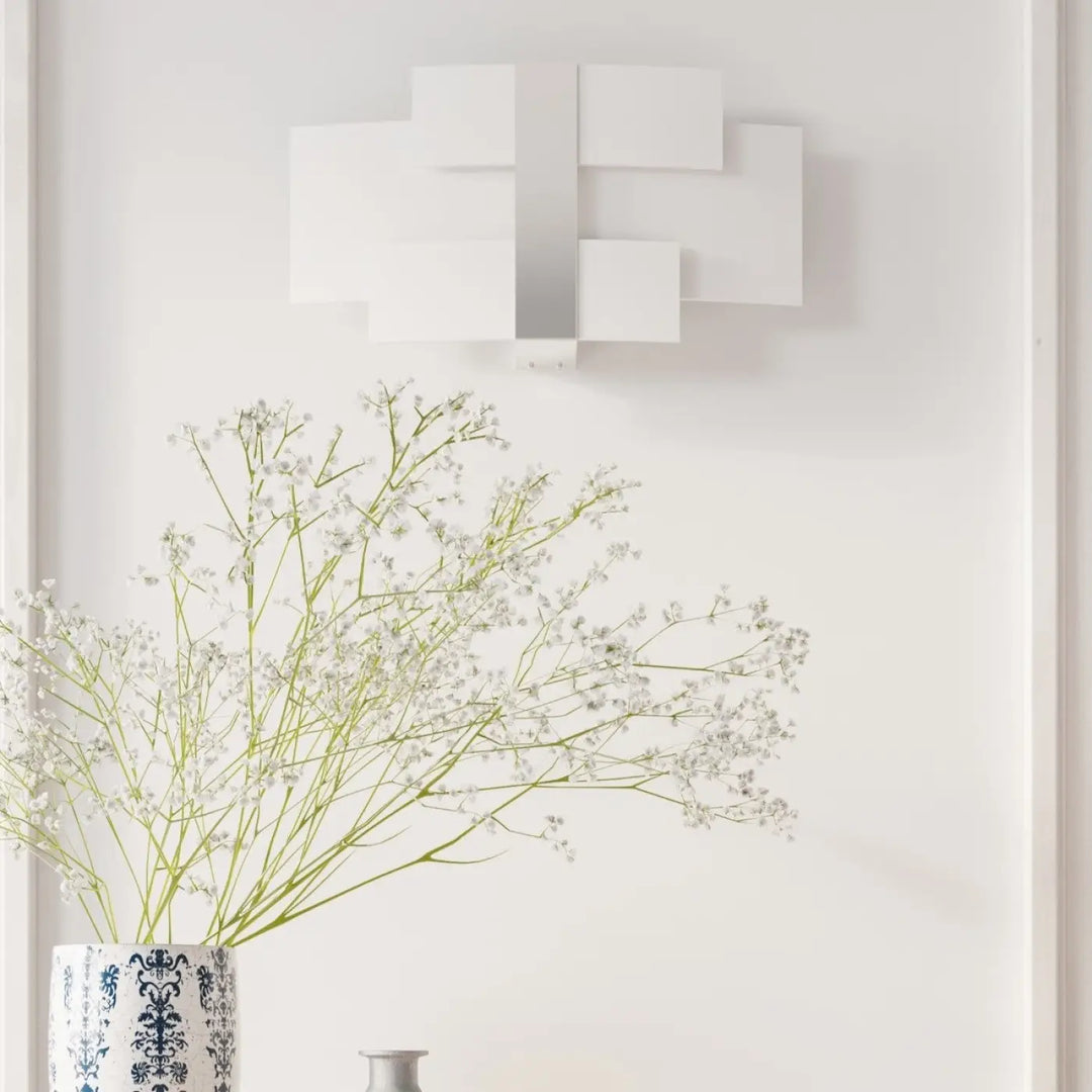Applique murale cellia chrome avec panneaux carrés superposés en verre blanc met au design intemporel blanc met magnifiquement
