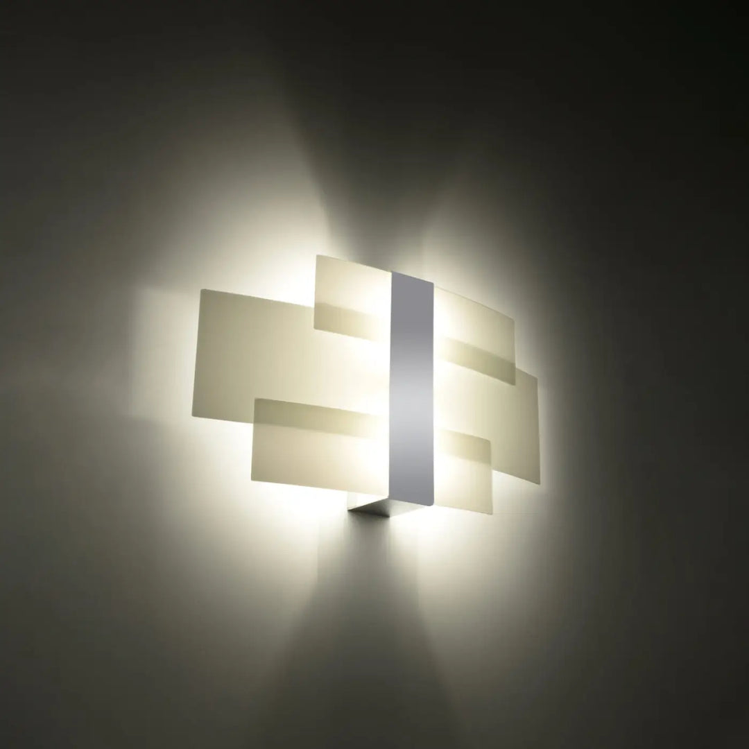 Applique murale cellia chrome avec verre blanc met et design intemporel aux panneaux translucides géométriques