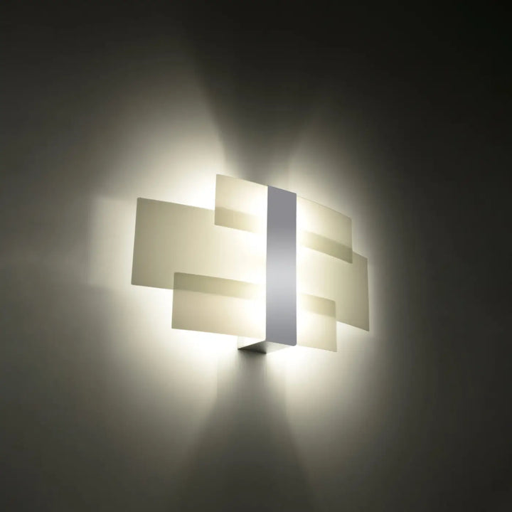 Applique murale cellia chrome avec verre blanc met et design intemporel aux panneaux translucides géométriques
