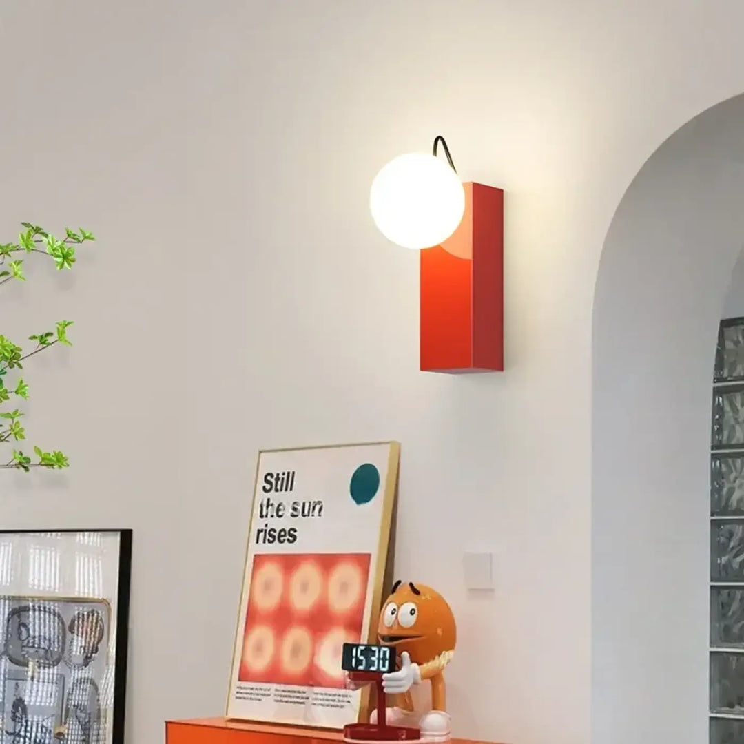 Applique murale colorée style contemporain avec boule blanche chic