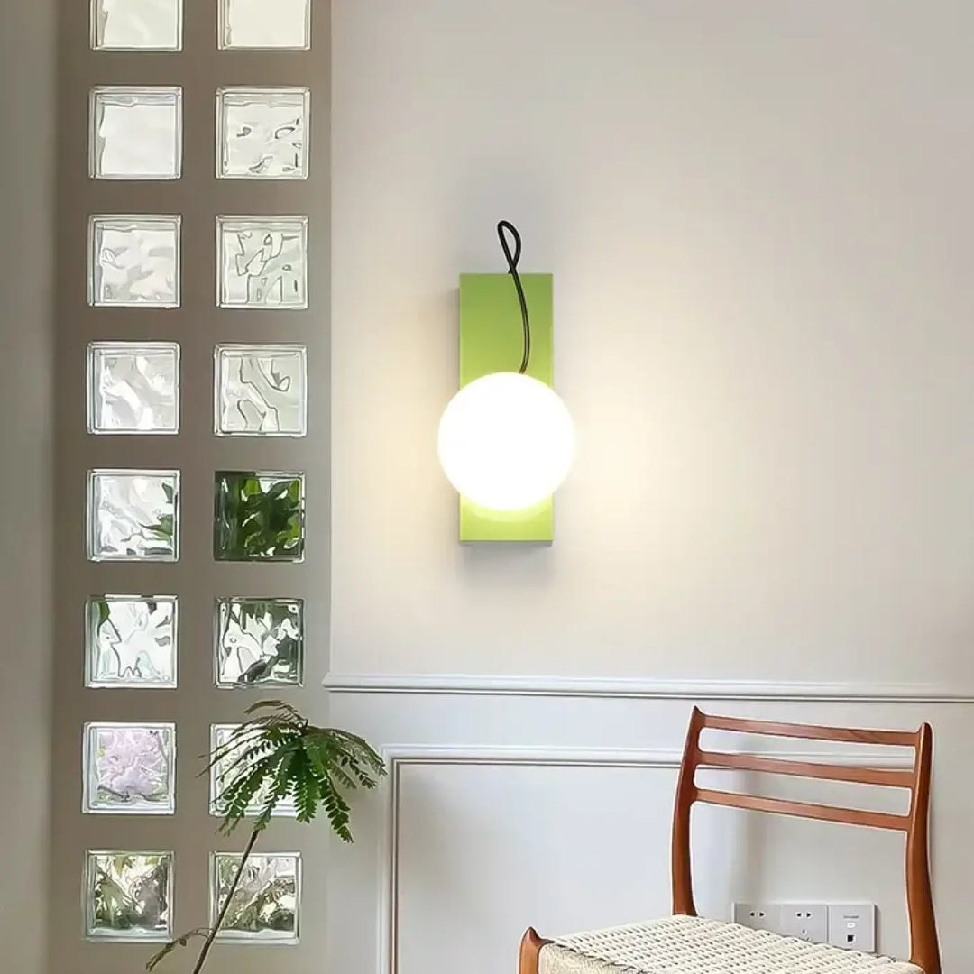 Applique murale colorée style contemporain avec boule blanche chic