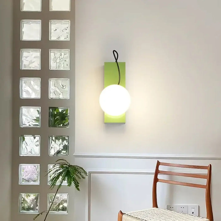 Applique murale colorée style contemporain avec boule blanche chic