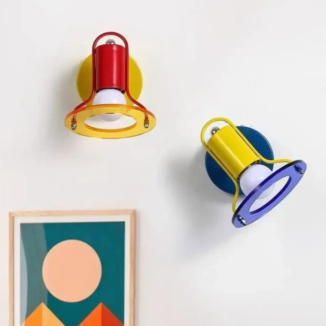 Applique murale vinty avec accents rouge et jaune vif sur une lampe et base bleue avec bordure jaune sur l’autre