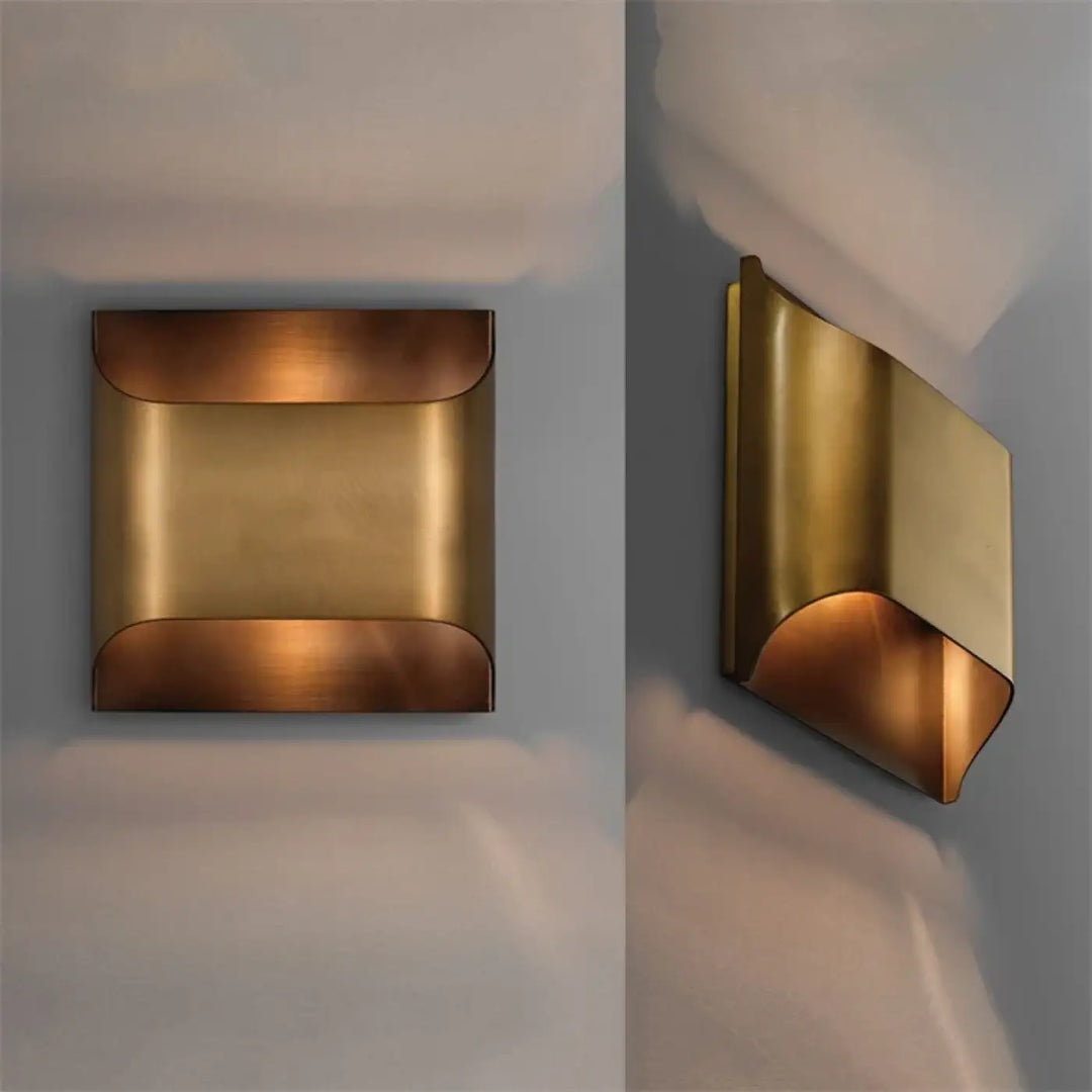 Applique Murale Contemporaine Carrée Sculpturale Dorée
